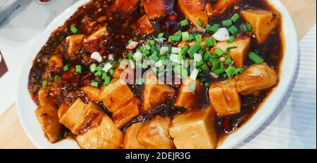 Tofu sauté au Chili du Sichuan, cuisine chinoise épicée. Banque D'Images