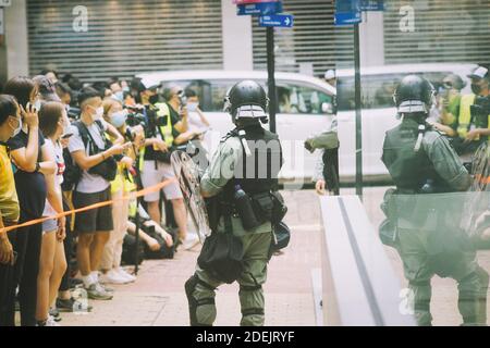 Hong Kong, le 27 mai 2020, des manifestants sont arrêtés par la police comme rassemblement illégal à Causeway Bay. Les gens portent un masque comme covid 19 contrôle de prévention. Banque D'Images