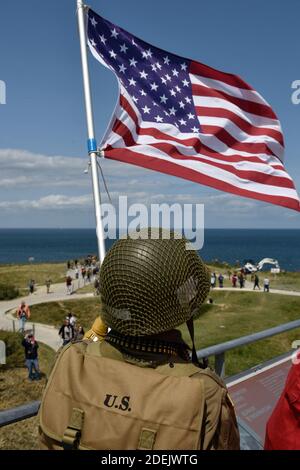 LES Rangers DE l'armée AMÉRICAINE vêtus des uniformes des Rangers de la Seconde Guerre mondiale se dressent ensemble après qu'ils ont graviré les falaises de la Pointe du hoc lors d'une reconstitution de l'assaut du jour J le 05 juin 2019 près de Cricqueville-en-Bessin, en France, le 6 juin 1944. LES Rangers DE l'armée AMÉRICAINE ont réduit les falaises dans l'obscurité pour attaquer une position allemande fortifiée dans le cadre de l'invasion du débarquement allié. Les anciens combattants, les familles, les visiteurs et le personnel militaire se réunissent en Normandie pour commémorer le 6 juin, le 75e anniversaire du jour J, qui a annoncé l'avance des alliés vers l'Allemagne et la victoire environ 11 mois plus tard. Photo de Karim Banque D'Images