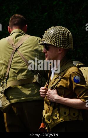 LES Rangers DE l'armée AMÉRICAINE vêtus des uniformes des Rangers de la Seconde Guerre mondiale se dressent ensemble après qu'ils ont graviré les falaises de la Pointe du hoc lors d'une reconstitution de l'assaut du jour J le 05 juin 2019 près de Cricqueville-en-Bessin, en France, le 6 juin 1944. LES Rangers DE l'armée AMÉRICAINE ont réduit les falaises dans l'obscurité pour attaquer une position allemande fortifiée dans le cadre de l'invasion du débarquement allié. Les anciens combattants, les familles, les visiteurs et le personnel militaire se réunissent en Normandie pour commémorer le 6 juin, le 75e anniversaire du jour J, qui a annoncé l'avance des alliés vers l'Allemagne et la victoire environ 11 mois plus tard. Photo de Karim Banque D'Images