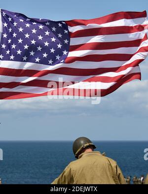 LES Rangers DE l'armée AMÉRICAINE vêtus des uniformes des Rangers de la Seconde Guerre mondiale se dressent ensemble après qu'ils ont graviré les falaises de la Pointe du hoc lors d'une reconstitution de l'assaut du jour J le 05 juin 2019 près de Cricqueville-en-Bessin, en France, le 6 juin 1944. LES Rangers DE l'armée AMÉRICAINE ont réduit les falaises dans l'obscurité pour attaquer une position allemande fortifiée dans le cadre de l'invasion du débarquement allié. Les anciens combattants, les familles, les visiteurs et le personnel militaire se réunissent en Normandie pour commémorer le 6 juin, le 75e anniversaire du jour J, qui a annoncé l'avance des alliés vers l'Allemagne et la victoire environ 11 mois plus tard. Photo de Karim Banque D'Images