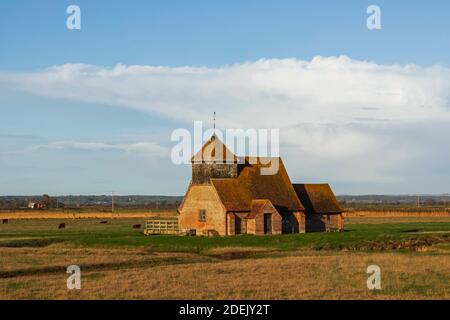 Angleterre, Kent, Romney Marsh, Fairfield, St. Thomas Becket Church et Rainbow Banque D'Images