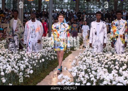 Le modèle Gigi Hadid marche sur la piste lors du spectacle Off-White pour hommes Printemps été 2020 dans le cadre de la semaine de la mode de Paris à Paris, France, le 19 juin 2019. Photo d'Aurore Marechal/ABACAPRESS.COM Banque D'Images