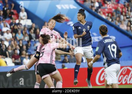 Caroline Weir, en Écosse, lutte contre les Sole Jaime de l'Argentine lors du match du groupe D de la coupe du monde de football féminin FIFA 2019, Écosse contre Argentine au stade du Parc des Princes à Paris, France, le 19 juin 2019. L'Écosse et l'Argentine ont attiré 3-3. Photo de Henri Szwarc/ABACAPRESS.COM Banque D'Images