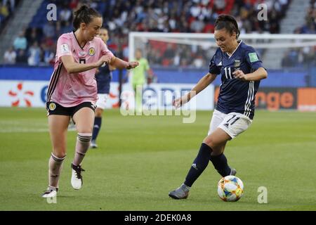 Caroline Weir, en Écosse, lutte contre Florencia Bonsegundo, en Argentine, lors du match du groupe D de la coupe du monde de football féminin FIFA 2019, Écosse contre Argentine, au stade du Parc des Princes à Paris, en France, le 19 juin 2019. L'Écosse et l'Argentine ont attiré 3-3. Photo de Henri Szwarc/ABACAPRESS.COM Banque D'Images