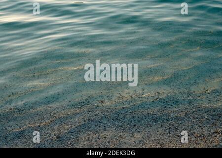 Arrière-plan naturel. Magnifique arrière-plan marin. Paysage marin. Vue aérienne du dessus des vagues, de la mousse, de l'eau, de l'océan. La nature du Kamchatka. Photo de haute qualité Banque D'Images