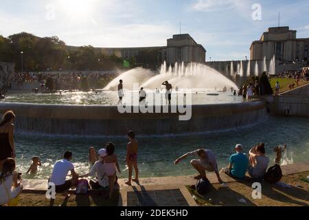 Les gens se rafraîchissez dans les étangs du Trocadéro à Paris, France, le 23 juin 2019, alors que la capitale française prépare des piscines, des parcs et des « chambres froides » pour la vague de chaleur prévue. Les piscines accueilleront la baignade de nuit, les grands parcs resteront ouverts toute l'heure et des « chambres froides » spéciales seront aménagées dans les bâtiments de l'hôtel de ville, alors que les autorités françaises craignent pour la santé des résidents pendant la vague de chaleur européenne prévue. La ville des Lumières porte encore le traumatisme de la canicule de 2003, qui a causé plusieurs milliers de morts en France et tant de morts dans la région parisienne que les morgues ont manqué d'espace. Photo de Stephane le Tellec/ABACAPR Banque D'Images