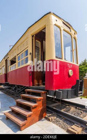 Extérieur du tramway d'époque avec des escaliers en bois près des portes ouvertes situé sur les rails le jour ensoleillé sur la rue de la ville Banque D'Images