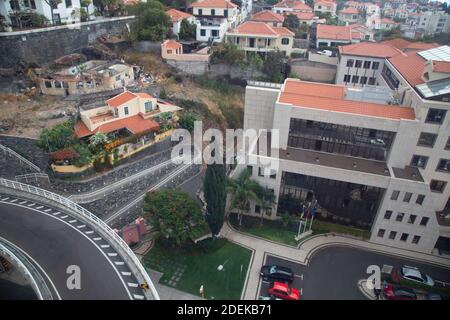 Vue sur le village de Funchal depuis le téléphérique Banque D'Images