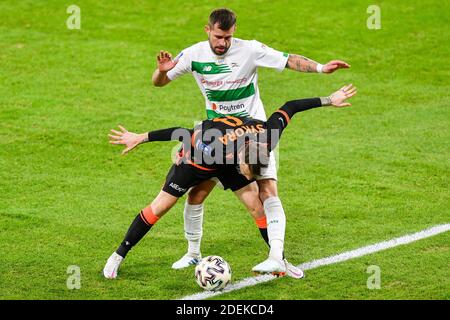 Gdansk, Pologne. 30 novembre 2020. Jan Sykora de Lech (L) et Rafal Pietrzak de Lechia (R) sont vus en action pendant le match polonais Ekstraklasa entre Lechia Gdansk et Lech Poznan.(score final; Lechia Gdansk 0:1 Lech Poznan) Credit: SOPA Images Limited/Alay Live News Banque D'Images