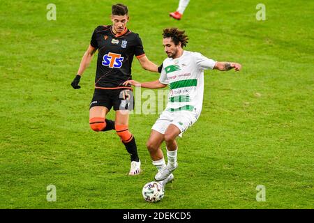 Gdansk, Pologne. 30 novembre 2020. Jakub Moder de Lech (L) et Kenny Saief de Lechia (R) sont vus en action pendant le match polonais Ekstraklasa entre Lechia Gdansk et Lech Poznan.(score final; Lechia Gdansk 0:1 Lech Poznan) Credit: SOPA Images Limited/Alay Live News Banque D'Images