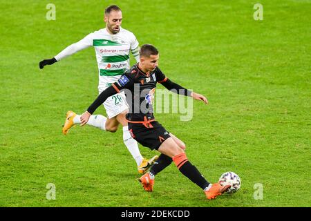 Gdansk, Pologne. 30 novembre 2020. Flavio Paixao de Lechia (L) et Lubomir Satka de Lech (R) sont vus en action pendant le match polonais Ekstraklasa entre Lechia Gdansk et Lech Poznan.(score final; Lechia Gdansk 0:1 Lech Poznan) Credit: SOPA Images Limited/Alay Live News Banque D'Images