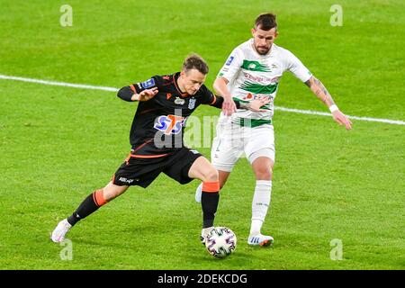 Gdansk, Pologne. 30 novembre 2020. Jan Sykora de Lech (L) et Rafal Pietrzak de Lechia (R) sont vus en action pendant le match polonais Ekstraklasa entre Lechia Gdansk et Lech Poznan.(score final; Lechia Gdansk 0:1 Lech Poznan) Credit: SOPA Images Limited/Alay Live News Banque D'Images