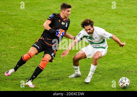 Gdansk, Pologne. 30 novembre 2020. Jakub Moder de Lech (L) et Kenny Saief de Lechia (R) sont vus en action pendant le match polonais Ekstraklasa entre Lechia Gdansk et Lech Poznan.(score final; Lechia Gdansk 0:1 Lech Poznan) Credit: SOPA Images Limited/Alay Live News Banque D'Images