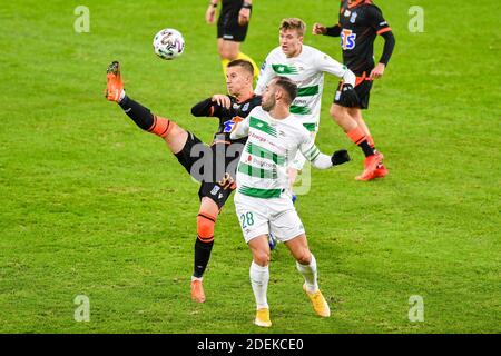 Gdansk, Pologne. 30 novembre 2020. Lubomir Satka de Lech (L) et Flavio Paixao de Lechia (R) sont vus en action pendant le match polonais Ekstraklasa entre Lechia Gdansk et Lech Poznan.(score final; Lechia Gdansk 0:1 Lech Poznan) Credit: SOPA Images Limited/Alay Live News Banque D'Images