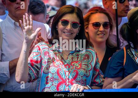 Anne Hidalgo, maire de Paris, se joint aux participants du défilé annuel de la gay Pride, à 5,5 km de Montparnasse à République, à Paris, le 29 juin 2019. Photo de Denis Prezat/avenir photos/ABACAPRESS.COM Banque D'Images