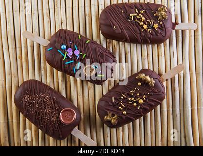 Fait sortir le gâteau sous forme de glace au chocolat avec décoration Banque D'Images