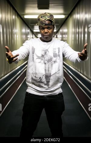 Johannesburg, Afrique du Sud - 17 février 2014 : artiste africain AY de Tanzanie posant pour une photo Banque D'Images