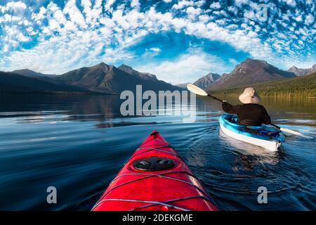 Aventureux Homme en kayak à Lake McDonald Banque D'Images