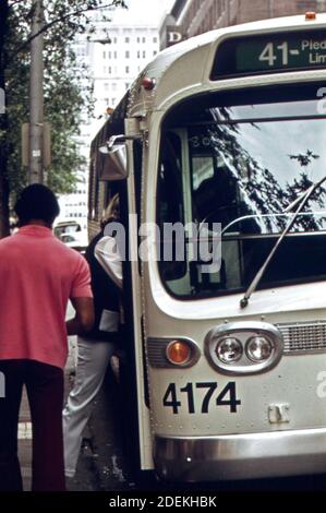 Les passagers montent à bord d'un autobus de la Metropolitan Atlanta Rapid Transit Authority (MARTA) dans le centre-ville d'Atlanta, en Géorgie. En 1974, le système a transporté 73;727;000 passagers, soit une augmentation de 27 pour cent depuis 1970. 1973-1974 Banque D'Images