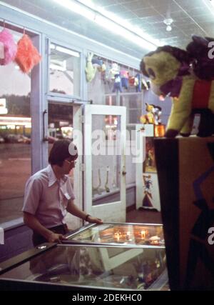 'Photos des années 1970 (1973) - Jeux de Pinball dans un garage rénové Sur ''le Strip;' un terrain de jeu commercial commençant au barrage de Bagnell et se tordant environ un mile le long de la crête Sommet au sud (région du lac Ozarks Missouri) ' Banque D'Images