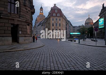 Architecture de Dresde : Frauenkirche derrière les bâtiments – Allemagne Banque D'Images