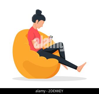 Fille assise sur un fauteuil de sac de haricots. Une femme tient son smartphone dans la main. Un personnage féminin décontracté qui se rafraîchit et navigue sur les réseaux sociaux sur un appareil mobile. Illustration vectorielle plate de dessin animé Illustration de Vecteur