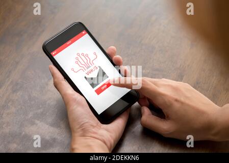 Appuyez sur le bouton de la main sur l'écran du smartphone pour ouvrir l'e-mail contient un virus Banque D'Images