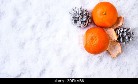 Mandarines fraîches, oranges, pomelo, kumquat, kinkan sur neige blanche. Fond d'agrumes mûrs. Symbole du nouvel an et de Noël. Copier l'espace Banque D'Images