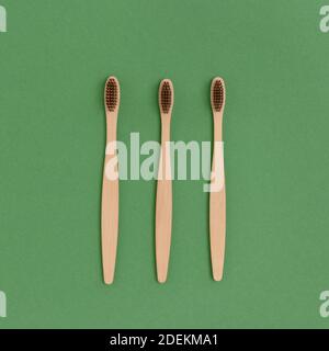 Disposition des brosses à dents sur fond vert. Concept sans plastique. Banque D'Images