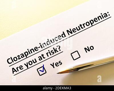 Une personne répond à une question sur la clozapine. Il pense qu'il risque de subir une neutropénie induite par la clozapine Banque D'Images