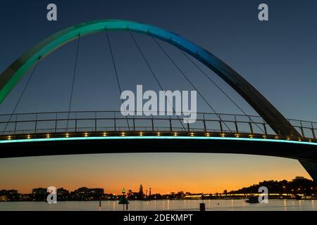 En regardant le pont piétonnier Elizabeth Quay, en traversant la Swan River vers South Perth au crépuscule. Banque D'Images