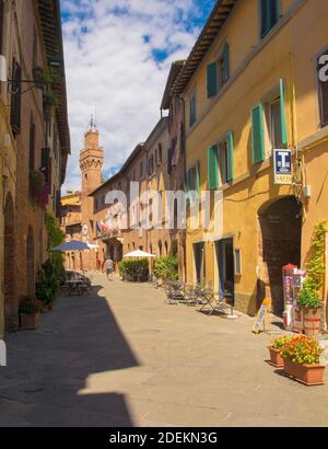 Buonconvento, Italie - 3 septembre 2020. Une grande rue dans le village médiéval historique de Buonconvento dans la province de Sienne, en Toscane Banque D'Images