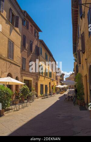 Buonconvento, Italie - 3 septembre 2020. Une grande rue dans le village médiéval historique de Buonconvento dans la province de Sienne, en Toscane Banque D'Images