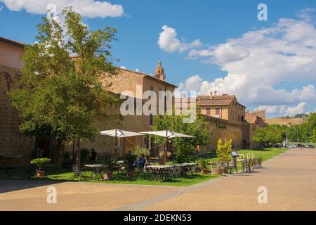 Buonconvento, Italie - 3 septembre 2020. Un bar-restaurant extérieur à l'extérieur des remparts de la ville du village médiéval historique de Buonconvento à Sienne Pr Banque D'Images