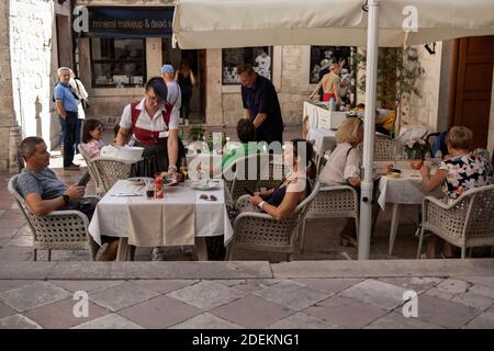 Monténégro, 21 septembre 2019 : les touristes prenant un repas dans une taverne de la vieille ville de Kotor Banque D'Images