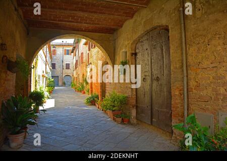 Une rue calme et résidentielle dans le village médiéval historique de Buonconvento, province de Sienne, Toscane, Italie Banque D'Images