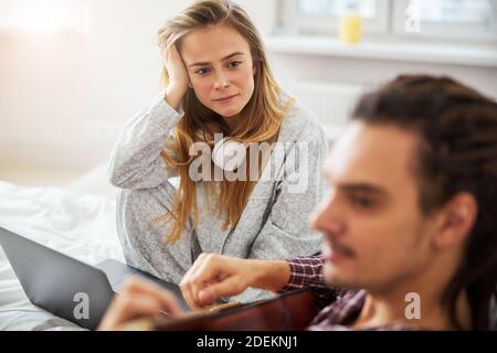 Belle jeune femme passant du temps avec un petit ami à la maison Banque D'Images