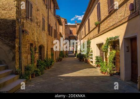 Une rue calme et résidentielle dans le village médiéval historique de Buonconvento, province de Sienne, Toscane, Italie Banque D'Images