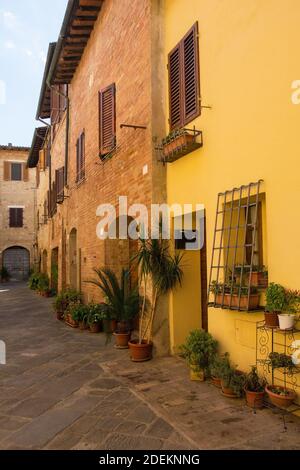 Une rue calme et résidentielle dans le village médiéval historique de Buonconvento, province de Sienne, Toscane, Italie Banque D'Images