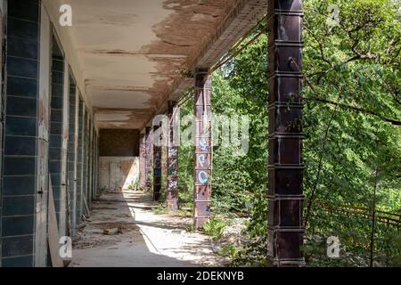 BEELITZ, ALLEMAGNE - 30 JUIN 2020 : terrasses allongées pour les patients. La chirurgie est le bâtiment le plus moderne des sanatoriums abandonnés et montre de façon impressionnante Banque D'Images