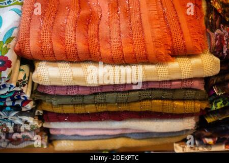 Pile de multi-couleurs lumineuses pièces de tissu dans un bazar Banque D'Images