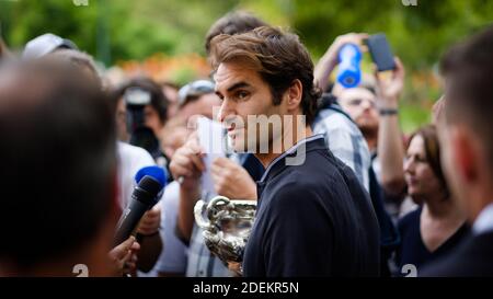 Roger Federer lors d'une conférence de presse dans un parc à la suite de sa victoire de l'Open d'Australie en 2017. Banque D'Images