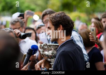 Roger Federer lors d'une conférence de presse dans un parc à la suite de sa victoire de l'Open d'Australie en 2017. Banque D'Images