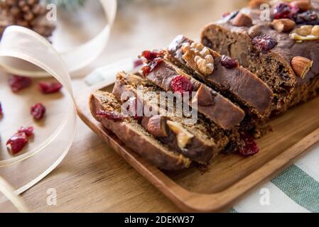 Belle Maison Delicieux Gateau Aux Fruits Secs De Noel Sur Table En Bois Avec Des Elements De Decoration Pour Celebrer Les Fetes De Noel Photo Stock Alamy