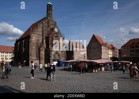 Les gens se promenent devant la Frauenkirche pendant le marché de pâques à Nurnberg, en Allemagne. Banque D'Images