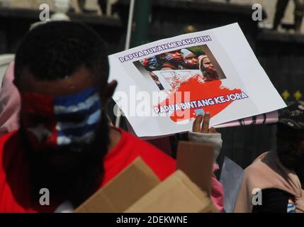 YOGYAKARTA, RÉGION SPÉCIALE DE YOGYAKARTA, INDONÉSIE. 1er décembre 2020. Des dizaines d'étudiants de West Papouan à Yogyakarta ont organisé une manifestation en chantant des slogans lors d'une manifestation commémorant le 59ème anniversaire de la tentative avortée des dirigeants tribaux de Papouan de déclarer l'indépendance du colonialisme hollandais en 1961, à Yogyakarta, Indonésie, le mardi 1er décembre 2020. L'Indonésie a pris la relève de la Papouasie occidentale du régime colonial hollandais en 1963 et a officialisé sa souveraineté sur la région en 1969 par un vote d'environ 1,000 dirigeants communautaires, que les critiques jugent fallacieux. Un groupe séparatiste a appelé ''Free Papua Mo Banque D'Images