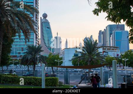 Vue partielle d'un bâtiment sur la route Sheikh Zayed, route principale des Émirats Arabes Unis. Photo réalisée à partir du parc Zabeel, l'un des parcs les plus populaires de Dubaï. Extérieur Banque D'Images