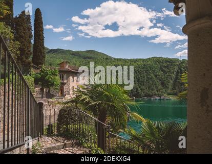 Vue panoramique depuis le point de vue sur la colline de Morcote, un incroyable village médiéval surplombant le lac de Lugano. Tessin, Svizzera Banque D'Images