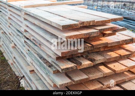 planches en bois martelées dans des panneaux de coffrage pour la construction, soigneusement pliées. Banque D'Images